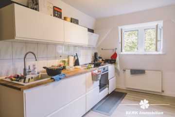 *VERKAUFT* BERK Immobilien – charmante Stilaltbau-Villa mit 3,5 Einheiten in top Lage von HU, direkt an der Kinzig - Küche DG (115881)