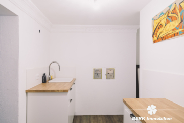 *VERKAUFT* BERK Immobilien – charmante Stilaltbau-Villa mit 3,5 Einheiten in top Lage von HU, direkt an der Kinzig - Küche ELW KG (115883)