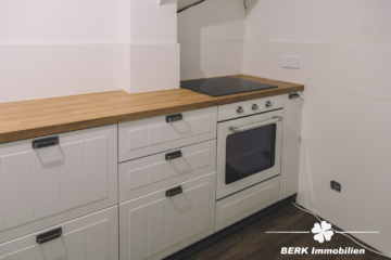 *VERKAUFT* BERK Immobilien – charmante Stilaltbau-Villa mit 3,5 Einheiten in top Lage von HU, direkt an der Kinzig - Küche ELW KG (115884)