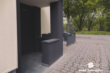 *VERKAUFT* BERK Immobilien – charmante Stilaltbau-Villa mit 3,5 Einheiten in top Lage von HU, direkt an der Kinzig - Hofeinfahrt (115892)