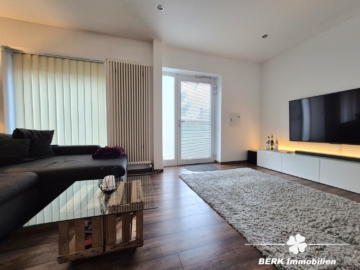 BERK Immobilien – bezugsfertige 3-Zimmer-Wohnung mit privaten, wohnungseigenen Kellerräumen - Wohnbereich mit Zugang zu Terrasse/Treppenabgang (116753)