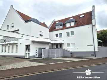 BERK Immobilien – bezugsfertige 3-Zimmer-Wohnung mit privaten, wohnungseigenen Kellerräumen - Straßenansicht (116762)