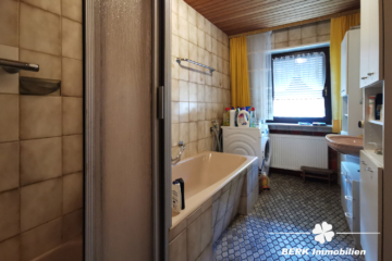 RESERVIERT – BERK Immobilien – MFH, Mehrgenerationenhaus, Anlageobjekt – Gelegenheit in Eschau mit drei Wohnungen - BERK Immobilien - Bad EG (115253)