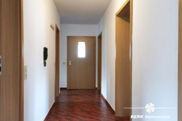 RESERVIERT – BERK Immobilien – MFH, Mehrgenerationenhaus, Anlageobjekt – Gelegenheit in Eschau mit drei Wohnungen - BERK Immobilien - Flur OG (115246)