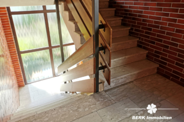 RESERVIERT – BERK Immobilien – MFH, Mehrgenerationenhaus, Anlageobjekt – Gelegenheit in Eschau mit drei Wohnungen - BERK Immobilien - Treppenhaus (115247)