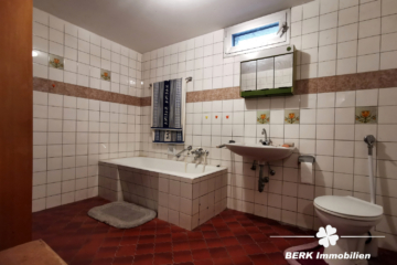 RESERVIERT – BERK Immobilien – MFH, Mehrgenerationenhaus, Anlageobjekt – Gelegenheit in Eschau mit drei Wohnungen - BERK Immobilien - Bad UG (115257)