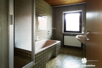 RESERVIERT – BERK Immobilien – MFH, Mehrgenerationenhaus, Anlageobjekt – Gelegenheit in Eschau mit drei Wohnungen - BERK Immobilien - Bad OG (115244)