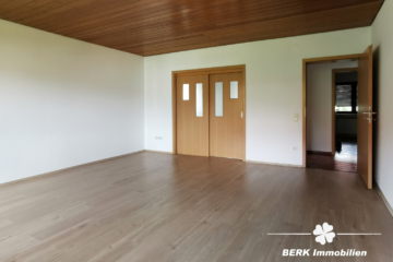RESERVIERT – BERK Immobilien – MFH, Mehrgenerationenhaus, Anlageobjekt – Gelegenheit in Eschau mit drei Wohnungen - BERK Immobilien - Wohnzimmer EG (115237)