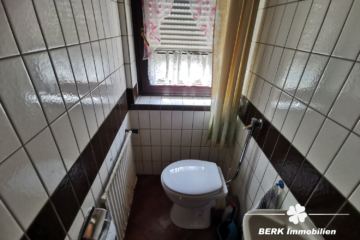 RESERVIERT – BERK Immobilien – MFH, Mehrgenerationenhaus, Anlageobjekt – Gelegenheit in Eschau mit drei Wohnungen - BERK Immobilien - WC EG (115254)