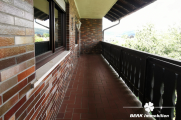 RESERVIERT – BERK Immobilien – MFH, Mehrgenerationenhaus, Anlageobjekt – Gelegenheit in Eschau mit drei Wohnungen - BERK Immobilien - Balkon OG (115241)