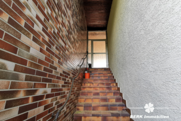 RESERVIERT – BERK Immobilien – MFH, Mehrgenerationenhaus, Anlageobjekt – Gelegenheit in Eschau mit drei Wohnungen - BERK Immobilien - Treppenabgang neben Garage (115266)
