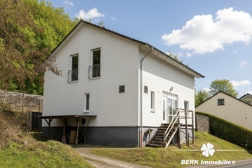 BERK Immobilien – Freistehendes Einfamilienhaus mit Wallbox, PV und gepflegtem Zustand - Außenansicht (116553)