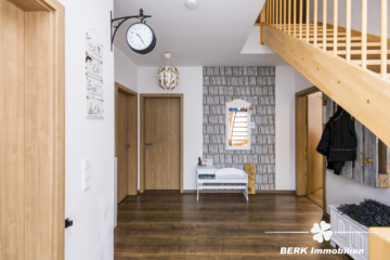 BERK Immobilien – Freistehendes Einfamilienhaus mit Wallbox, PV und gepflegtem Zustand - Eingangsbereich (116554)