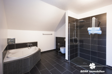 BERK Immobilien – Freistehendes Einfamilienhaus mit Wallbox, PV und gepflegtem Zustand - Bad OG (116563)