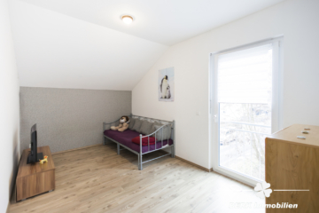 BERK Immobilien – Freistehendes Einfamilienhaus mit Wallbox, PV und gepflegtem Zustand - Schlafen 1 (116560)