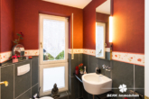 Gäste WC - RESERVIERT – BERK Immobilien – Licht, Ruhe & Weitblick: Ihr neues Zuhause in bester Lage von Haibach