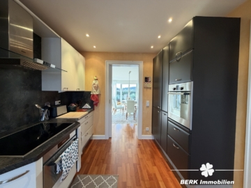 RESERVIERT – BERK Immobilien – Licht, Ruhe & Weitblick: Ihr neues Zuhause in bester Lage von Haibach - Küche (116219)