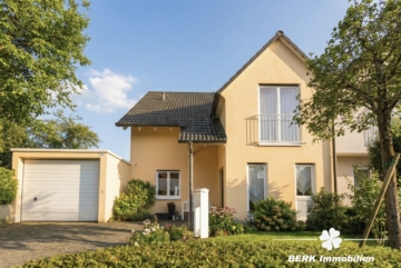 RESERVIERT – BERK Immobilien – Licht, Ruhe & Weitblick: Ihr neues Zuhause in bester Lage von Haibach - Front (116205)