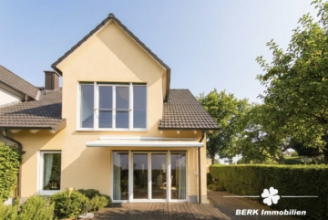 RESERVIERT – BERK Immobilien – Licht, Ruhe & Weitblick: Ihr neues Zuhause in bester Lage von Haibach - Rückseite (116208)