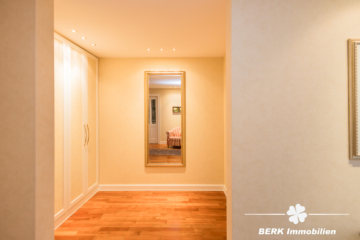 RESERVIERT – BERK Immobilien – Licht, Ruhe & Weitblick: Ihr neues Zuhause in bester Lage von Haibach - Garderobe (116212)