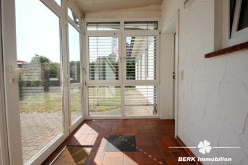 RESERVIERT – BERK Immobilien – Solides Wohnhaus mit 5 Schlafzimmern und praktischem Anbau - Eingang (115275)