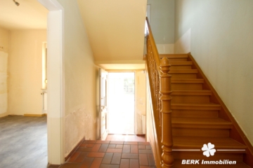 RESERVIERT – BERK Immobilien – Solides Wohnhaus mit 5 Schlafzimmern und praktischem Anbau - EG Treppenhaus (115279)