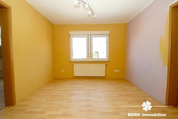 RESERVIERT – BERK Immobilien – Solides Wohnhaus mit 5 Schlafzimmern und praktischem Anbau - DG Büro (115283)