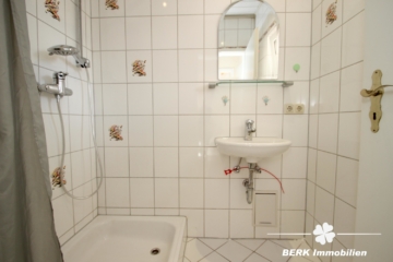 RESERVIERT – BERK Immobilien – Solides Wohnhaus mit 5 Schlafzimmern und praktischem Anbau - Gäste-Bad (115278)