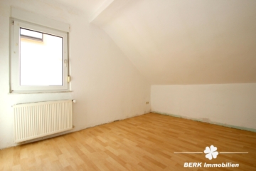RESERVIERT – BERK Immobilien – Solides Wohnhaus mit 5 Schlafzimmern und praktischem Anbau - DG Kinderzimmer (115285)