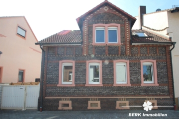 RESERVIERT – BERK Immobilien – Solides Wohnhaus mit 5 Schlafzimmern und praktischem Anbau - Straßenansicht (115272)