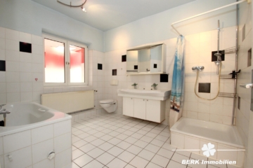 RESERVIERT – BERK Immobilien – Solides Wohnhaus mit 5 Schlafzimmern und praktischem Anbau - EG Badezimmer (115282)