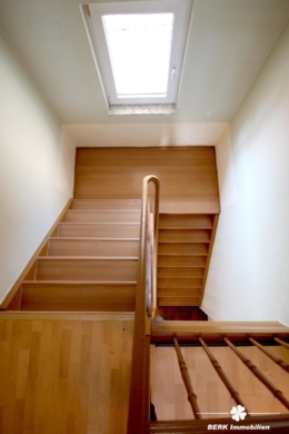 RESERVIERT – BERK Immobilien – Solides Wohnhaus mit 5 Schlafzimmern und praktischem Anbau - Treppe (115286)