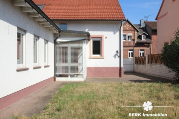 RESERVIERT – BERK Immobilien – Solides Wohnhaus mit 5 Schlafzimmern und praktischem Anbau - Außenansicht (115273)