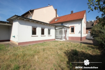 RESERVIERT – BERK Immobilien – Solides Wohnhaus mit 5 Schlafzimmern und praktischem Anbau - Gartenansicht (115274)