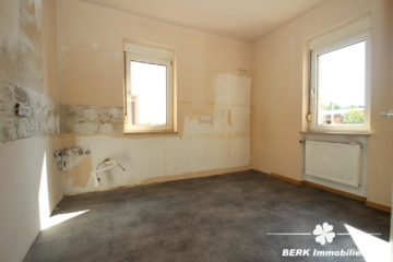 RESERVIERT – BERK Immobilien – Solides Wohnhaus mit 5 Schlafzimmern und praktischem Anbau - EG Küche (115280)