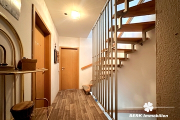 *RESERVIERT* BERK Immobilien – gemütliches Reihenmittelhaus in Hasselroth - Flur OG (115930)