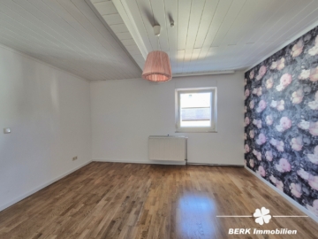 *VERKAUFT* BERK Immobilien – top Wohnlage in Alzenau: Ein- bis Zweifamilienhaus mit Erweiterungspotential & Nebengebäuden - Zimmer I (115716)