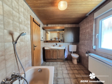 *VERKAUFT* BERK Immobilien – top Wohnlage in Alzenau: Ein- bis Zweifamilienhaus mit Erweiterungspotential & Nebengebäuden - Bad OG (115723)