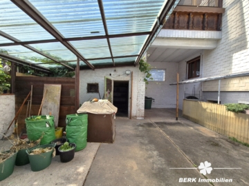 *VERKAUFT* BERK Immobilien – top Wohnlage in Alzenau: Ein- bis Zweifamilienhaus mit Erweiterungspotential & Nebengebäuden - Hof mit kleinem Nebengebäude (115732)